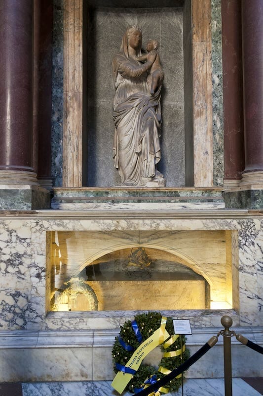 tomb of Raphael inside the Pantheon